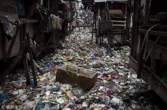 揭秘菲律�e�民窟生活 “垃圾河”�|目�@心